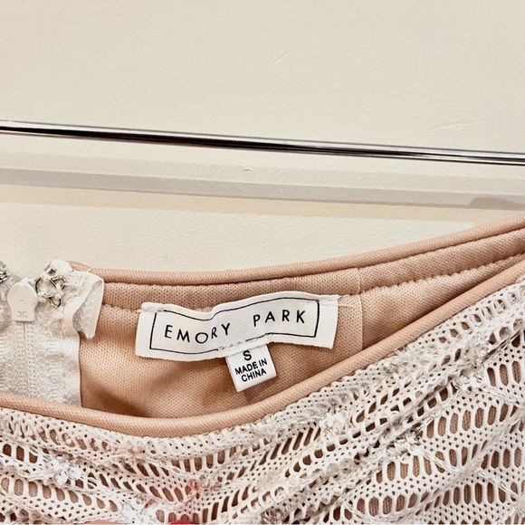 Emory park skirt with sequins. White and beige lining inside. - Picture 2 of 8